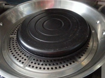 step6: 放進已燒滾水鑊內，蓋上蓋防倒汗水,大火蒸約20分鐘至熟,取出，放涼