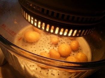step1: 薯仔洗淨連皮一起用光波爐底架220c波25-30分鐘(只要筷子可插入便以熟)如仲會硬身就要再波到插到筷子就可以.時間亦因薯仔大細而定