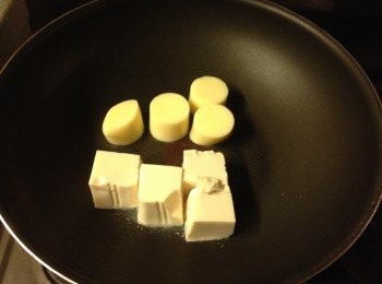 step3: 下油中火略煎玉子豆腐, 當邊都微微金黃可以盛起備用