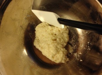 step1: 牛油和牛奶慢火煮滾, 熄火後分2次倒入木薯粉內攪勻至沒有大粒粉, 放涼備用