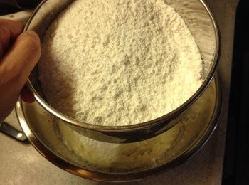 step2: 篩入低筋麵粉, 鹽和泡打粉 到(1)攪勻