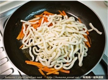 step3: 緊接著放入烏龍麵條，並酌量添加生水或高湯後，再與紅蘿蔔一同翻炒。