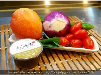 step1: 準備黑木耳健康凍、愛文芒果、小番茄、洋蔥、小黃瓜、辣椒與九層塔等<span class="group_1">食材</span>。