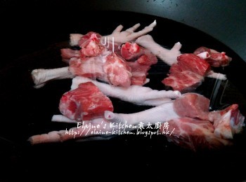 step1: 排骨洗淨 , <a href="https://bit.ly/3kLFTWO" target="_blank" data-keyword="雞腳" class="guide-link"><strong>雞腳</strong></a> <span style="display:inline-block;vertical-align:middle;margin-top:-3px;color:initial;border-radius:3px;padding:2px 3px;font-size:12px;line-height:14px;background:#87d300;color:#fff;">即買</span> 剪去甲 , 放入水中蓋上蓋用中火出水5分鐘