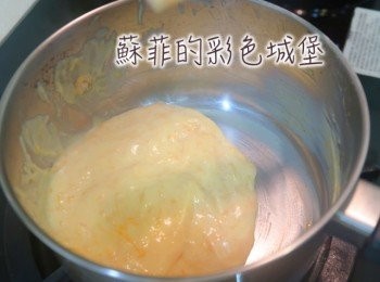 step4: <span class="group_2">南瓜卡士達醬</span>作法： 1. 麵粉和蛋黃攪拌均勻後加入麵粉攪拌至滑順狀態。（Ａ材料） 2. 牛奶加熱煮到些微冒煙即關火。 3. 慢慢加入加熱後的牛奶加入Ａ材料中。（要一直攪拌，直到混合均勻喔） 4. 小火繼續加熱攪拌，直到鍋底出現薄膜就完成<span class="group_2">南瓜卡士達醬</span>，放涼備用。