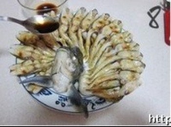 step8: 小心取出蒸好的魚，倒掉蒸出的湯汁。在魚身上均勻淋上調味汁