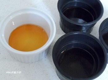 step8: 一部分焦糖倒入杯模中