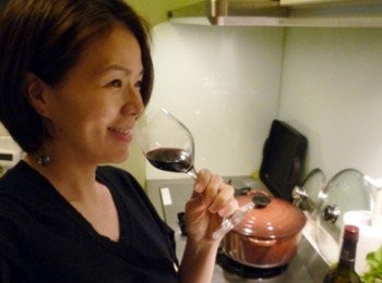 step5: 等待的同時，先來品味一下紅酒原液，等一下子排燒好後再來嚐嚐經過紅酒燉煮後芬芳的味道。這一餐滿滿的蔬菜和紅酒中的抗氧化成份，感覺上就是專為女孩兒設計的~~嘻嘻嘻