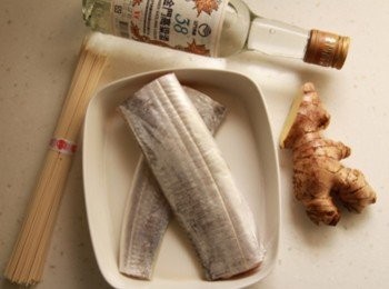 step1: 湯鍋加水煮沸加入麵線煮熟備用。將白帶魚灑上少許鹽略靜置一會兒。