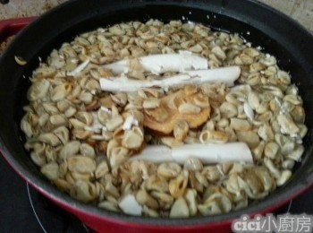 step2: 煲滾一鍋水 (選用Staub 18cm),下所有材料用中大火滾起後,轉小火煲1小時，熄火再焗30分鐘。