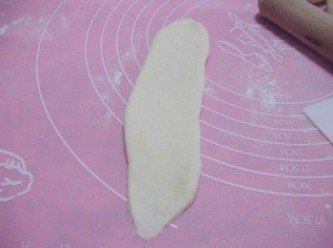 step6: 6.將鬆弛好的麵團桿平成長橢圓狀