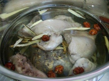 step4: 步驟4接著將川燙處理好的雞肉擺入放了浸泡藥材的鍋裡ˊ 並加入酌量的水(根據喜好自行增減)開始燉煮ˊ 我用快鍋處理ˊ所以用燉煮功能來完成ˊ 當快鍋洩壓完成ˊ高麗蔘雞湯就好囉~