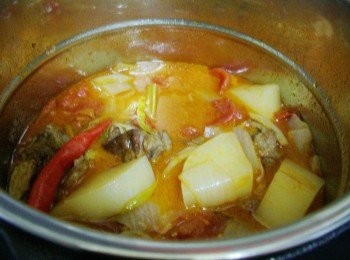 step5: 燉煮完成再略悶一下即可ˊ如果是電鍋外鍋米杯水2杯ˊ完成再悶個10分鐘ˊ 如果直接於瓦斯爐上燉煮則約1個半小時的時間。