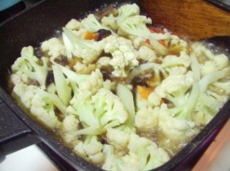 step3: 接著擺入白花椰菜和木耳ˊ略為拌炒後加入覆蓋食材的水煮滾