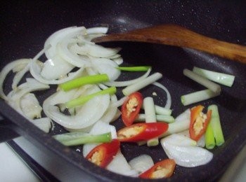 step5: 接著加入辣椒和蔥再次爆香