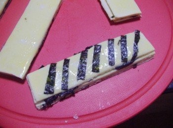 step4: 然後將完成的起酥片切成4等份ˊ刷上蛋液ˊ 海苔剪細條狀擺上
