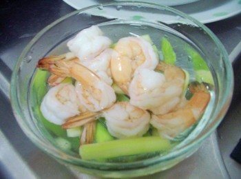 step3: 接著將蝦子和蘆筍泡於冰水中