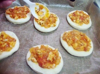 step8: 將完成的<span class="group_2">披薩餡料</span>取適量於步驟4上