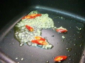 step2: 熱鍋後加入油1大匙ˊ炒香薑末和辣椒