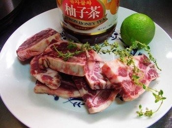 step3: 準備好所需<span class="group_1">材料</span>如照片圖...牛小排於料理前自然解凍即可