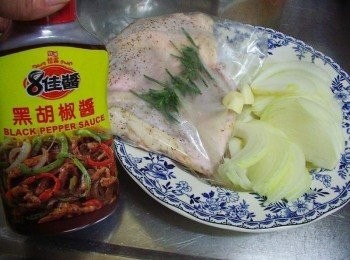 step2: 準備好所需<span class="group_1">材料</span>洋蔥切長絲ˊ蒜頭切細末備用