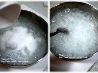 step2: 接著照著1：3比例，把粗鹽倒入冰塊裡，拌勻