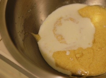 step4: 將牛奶+酸奶的混合液，及過篩完的粉類，以交錯的方式分兩次加入，以攪拌器中低速(2~3段)拌勻。