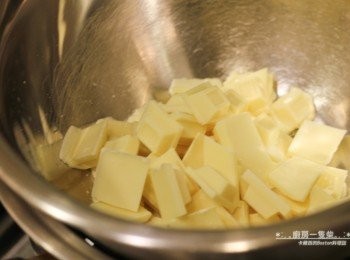 step7: 以鋁箔紙摺出兩份16cmx16cm大小的正方形淺盤。白巧克力隔水加熱融化。