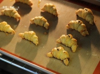 step9: 送入預熱好的烤箱，烘烤約15~20分鐘至膨脹、金黃即完成。