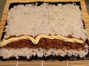step4: 朝自己的1/3處, 先鋪上會沾手的內餡材料後, 再擠適量的美乃滋 ** 會沾手的內餡材料如: 肉鬆, 蝦卵, 三島香鬆...之類