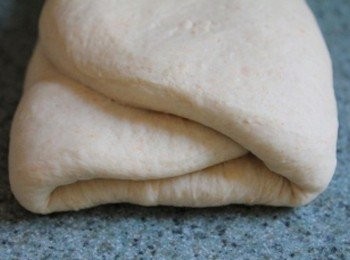 step3: 打好的麵糰, 醒30分鐘後, 即可開始桿捲及造型. ** 麵糰先桿開, 折3等份後, 再桿開(此動作重複3次). 桿捲是為了將麵糰裡面的空氣擠壓出來