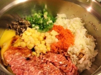 step1: 所有材料攪拌均勻成為水餃餡