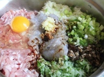 step1: 蝦仁25隻用刀拍成泥狀, 與豬絞肉/蔬菜類/雞蛋/<span class="group_2">調味料</span> 攪拌均勻成內餡. (蔬菜類我使用了: 高麗菜, 青江菜, 香菇, 黑木耳, 蔥花)