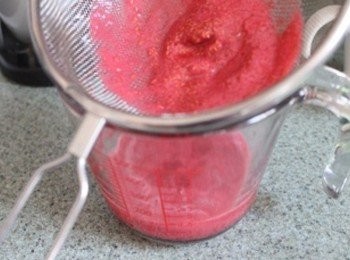 step1: 覆盆子約20-25顆 與 100cc水打成汁並濾掉莓果渣, 取120cc + 50cc的果汁