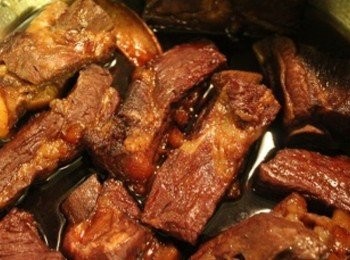 step3: 用中火燒到排骨熟透入味, 或至個人喜愛的軟嫩度即完成. 約30-40分鐘 (** 燒的同時要不定時將排骨翻面, 讓每個切面都均勻的沾裹到<span class="group_2">醬汁</span>)