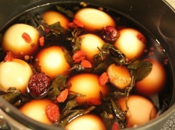 step3: 把水煮蛋放入滷汁中浸泡.