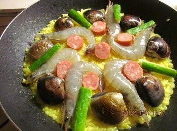 step5: 將小黃瓜.德式香腸.蛤蜊.蝦子排在4.上方,蓋鍋蓋以小火悶煮10分鐘即可