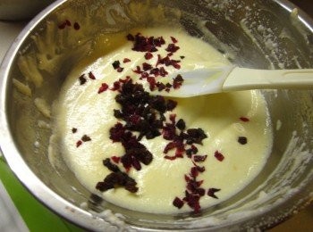 step5: 蛋白分次加入麵糊3,再加入台東洛神花,葡萄乾稍拌