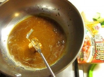 step2: 牛頭牌咖哩塊加熱水調開,再加入花生醬、沙茶醬、糖.醬油攪拌,將<a href="https://bit.ly/3EZL8dD" target="_blank" data-keyword="雞胸" class="guide-link"><strong>雞胸</strong></a> <span style="display:inline-block;vertical-align:middle;margin-top:-3px;color:initial;border-radius:3px;padding:2px 3px;font-size:12px;line-height:14px;background:#87d300;color:#fff;">即買</span> 肉放入沙嗲醬醃10分鐘