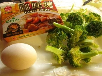 step1: 備齊材料 花椰菜切小朵,紅椒切大丁,牛頭牌咖哩塊用熱水調開和蛋一起拌均勻再加1茶匙的油攪拌