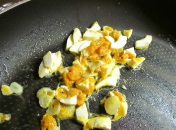 step2: 鍋中倒油爆香大蒜,加入鹹蛋炒到起泡泡香味出來,淋少許米酒去腥