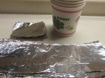 step5: 煮肉燥的同時來準備模型:先攤開錫泊紙量一下免洗紙杯的底部及杯身大小,這裡是用2杯量米杯的米,剛好可做6杯米糕