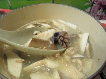 step7: 這樣就有一鍋非常鮮甜的雞胗鮑魚菇湯了！雞高湯讓這湯好喝多上ㄧ倍～^^