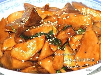 step5: 起鍋前轉大火丟入九層塔快速拌炒即關火。 ※ 九層塔是自家陽台種的，好香~ 起鍋盛盤後灑點芝麻提味 就是一盤色、香、味俱足的《塔香麻油杏鮑菇》了。 這是簡單又好吃的一道料理喔！！