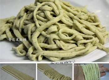 step6: 待麵糰回溫後 (現打的麵糰可以直接做)， 先將麵糰分成 2~4 份，擀成薄片狀 手粉多撒一些以防麵糰相貼合 然後將麵皮折疊起來切成想要的寬度