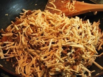 step5: 加入芋頭絲與1大匙醬油翻炒至上色