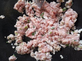 step2: 將豬肉下鍋炒至接近全熟。