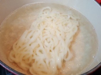step2: 燒熱一鍋水，將烏冬煮開後，用冰水浸3-5分鐘，盛起備用。