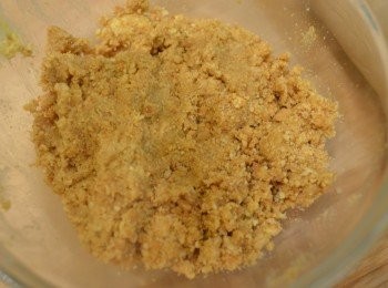 step3: 在碗中將消化餅碎與已溶化牛油混合。