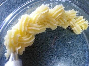 step6: 攪拌後用唧花袋唧出喜愛花紋